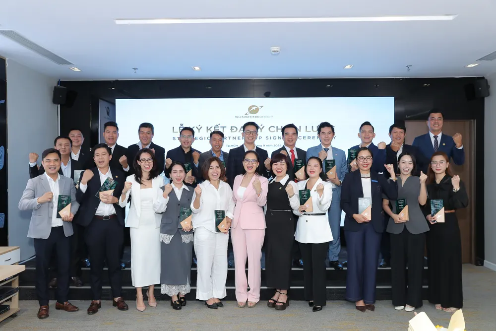 Hình ảnh lễ ký kết hợp hợp tác phân phối chiến lược của 30 đại lý và chủ đầu tư Sunshine Group